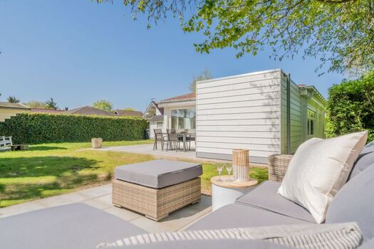 Die sonnige Terrasse mit Lounge-Ecke