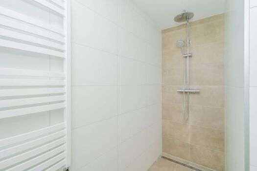 Das neue Badezimmer mit Dusche, Doppelwaschbecken