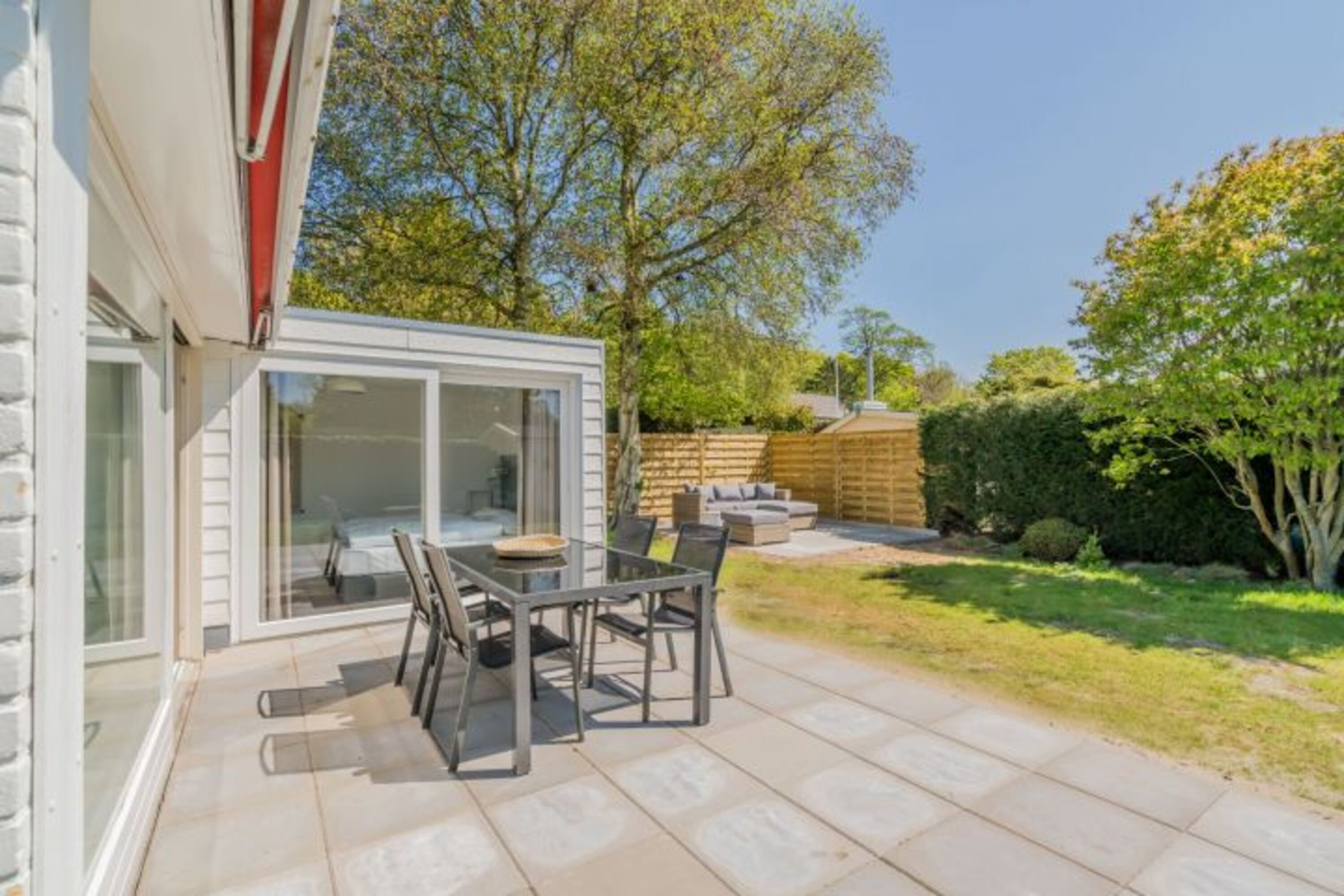 Die Terrasse mit Gartengruppe für 4 Personen und Markise