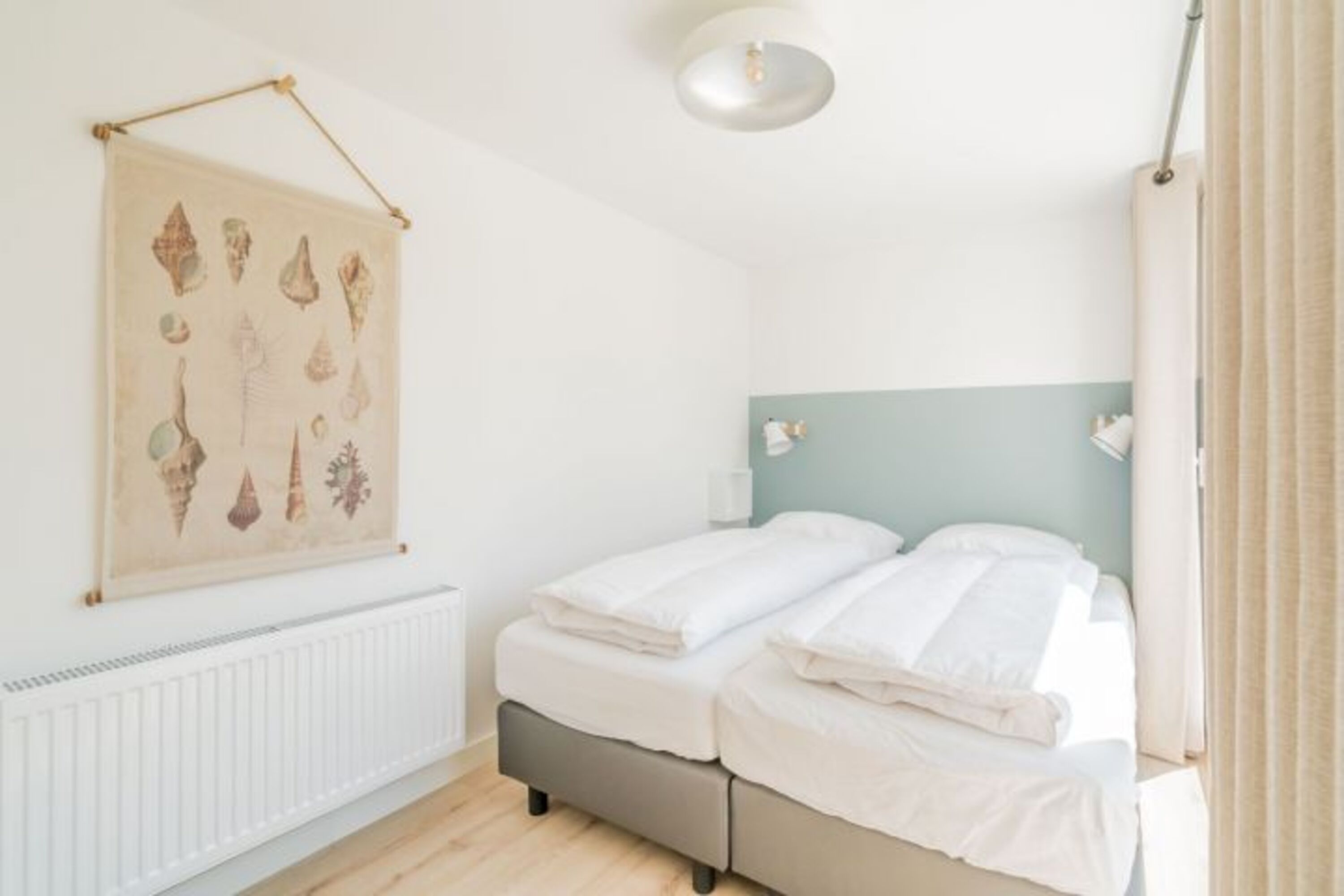 Schlafzimmer 1 mit 2 Boxspringbetten und Kleiderschrank
