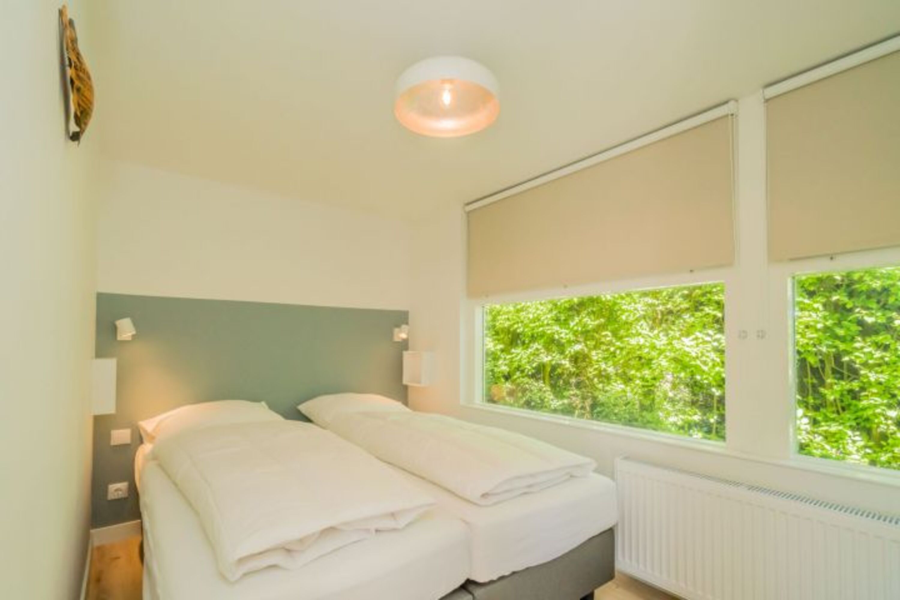Schlafzimmer 2 mit 2 Boxspringbetten und Kleiderschrank