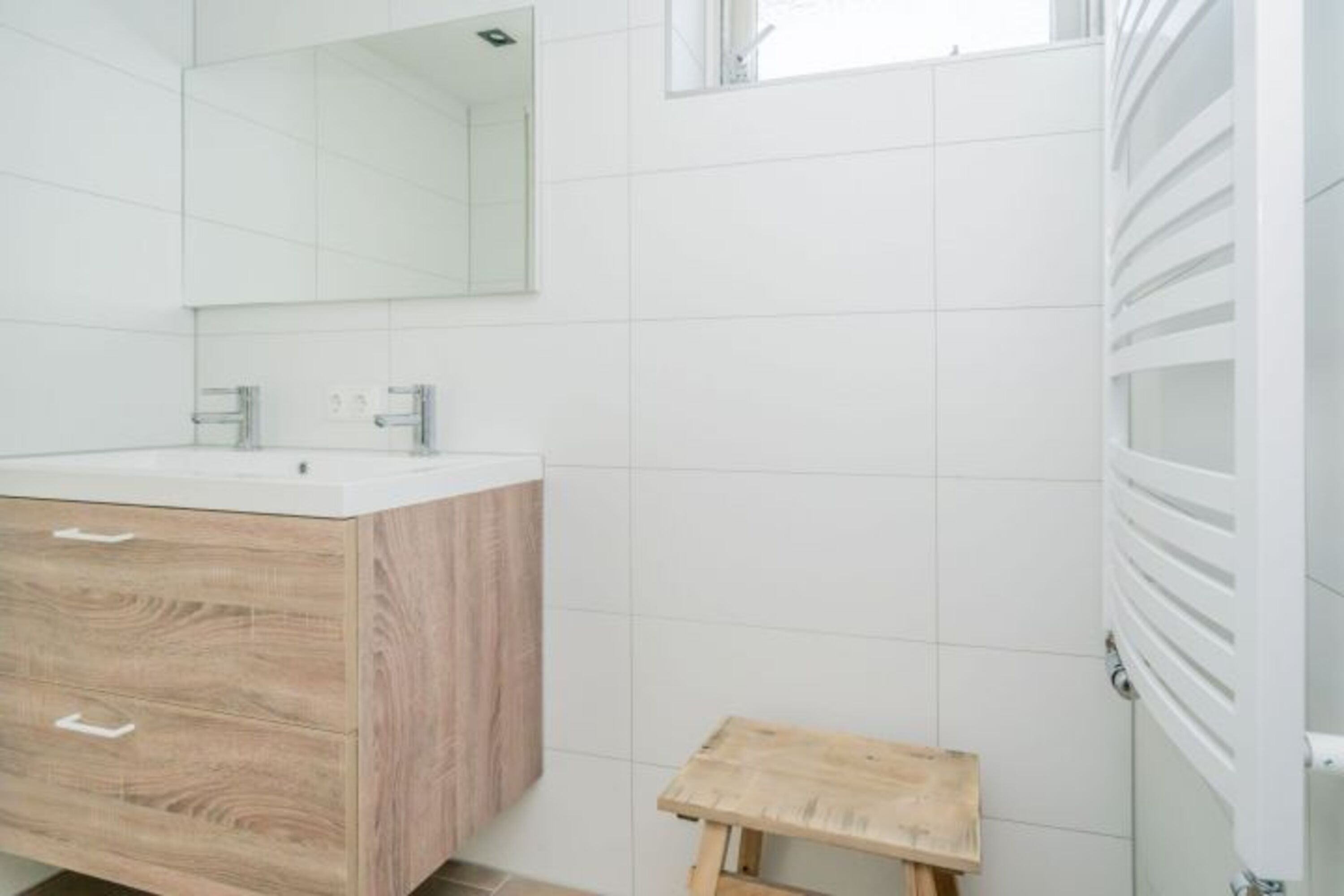 Das neue Badezimmer mit Dusche, Doopelwaschbecken