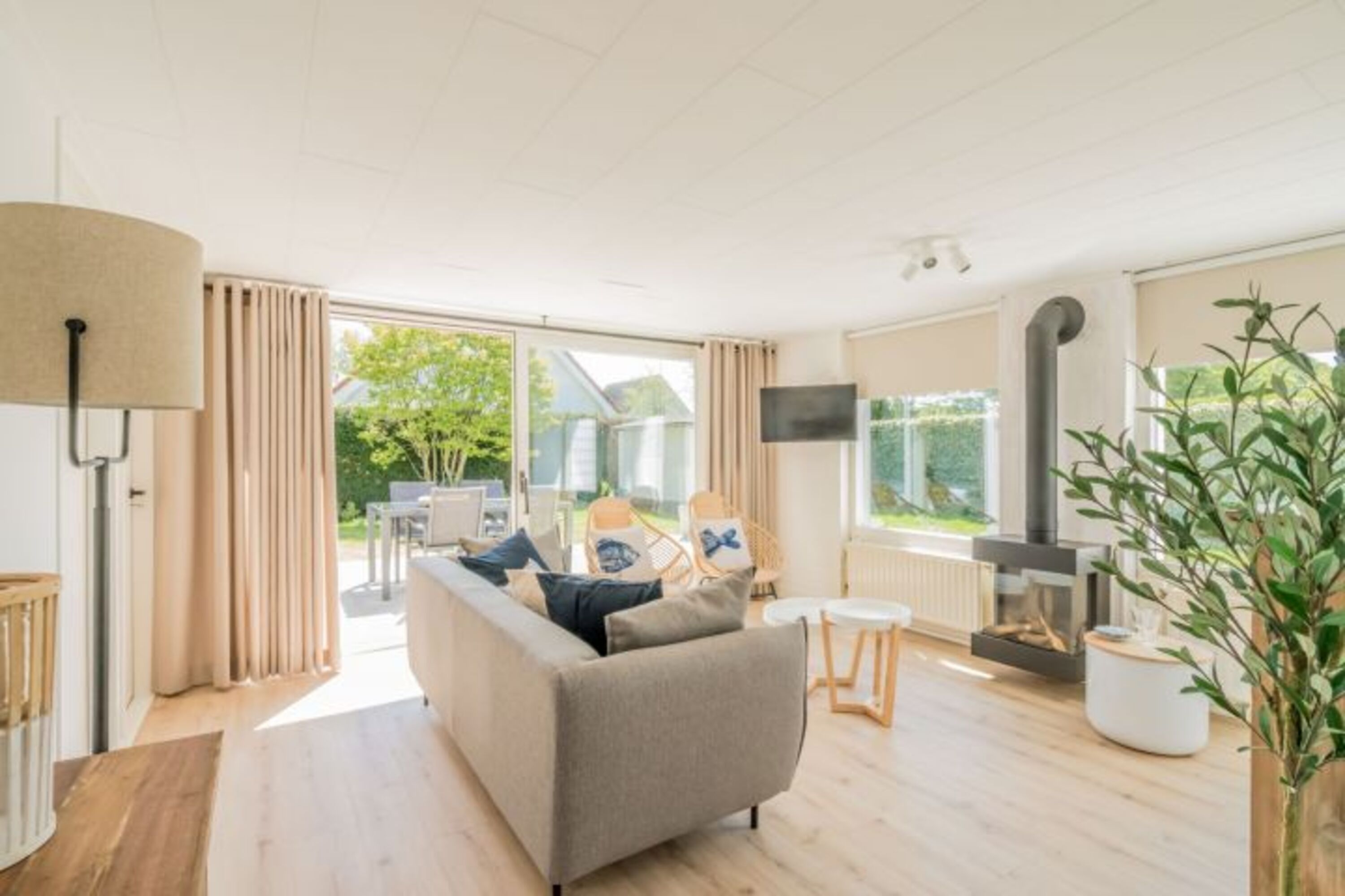 Das helle, gemütliche Wohnzimmer mit Kaminofen (Gaz)