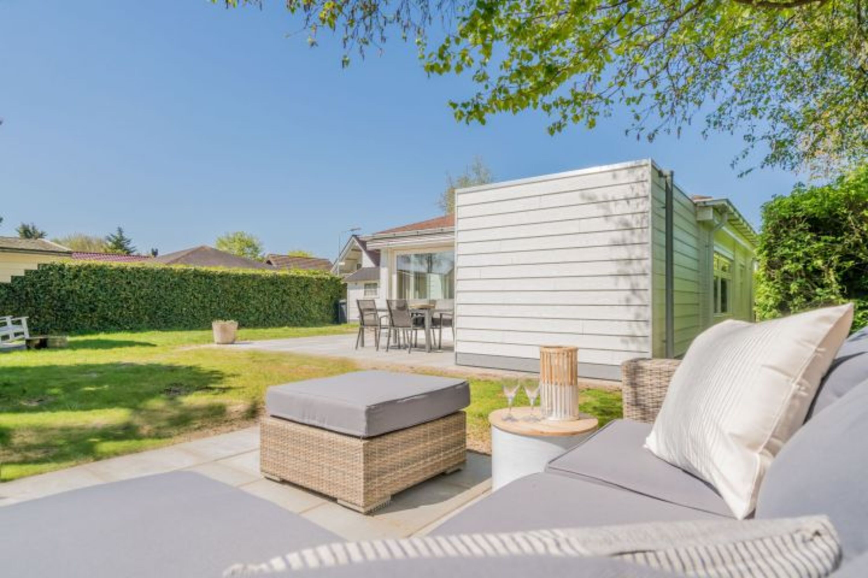 Die sonnige Terrasse mit Lounge-Ecke