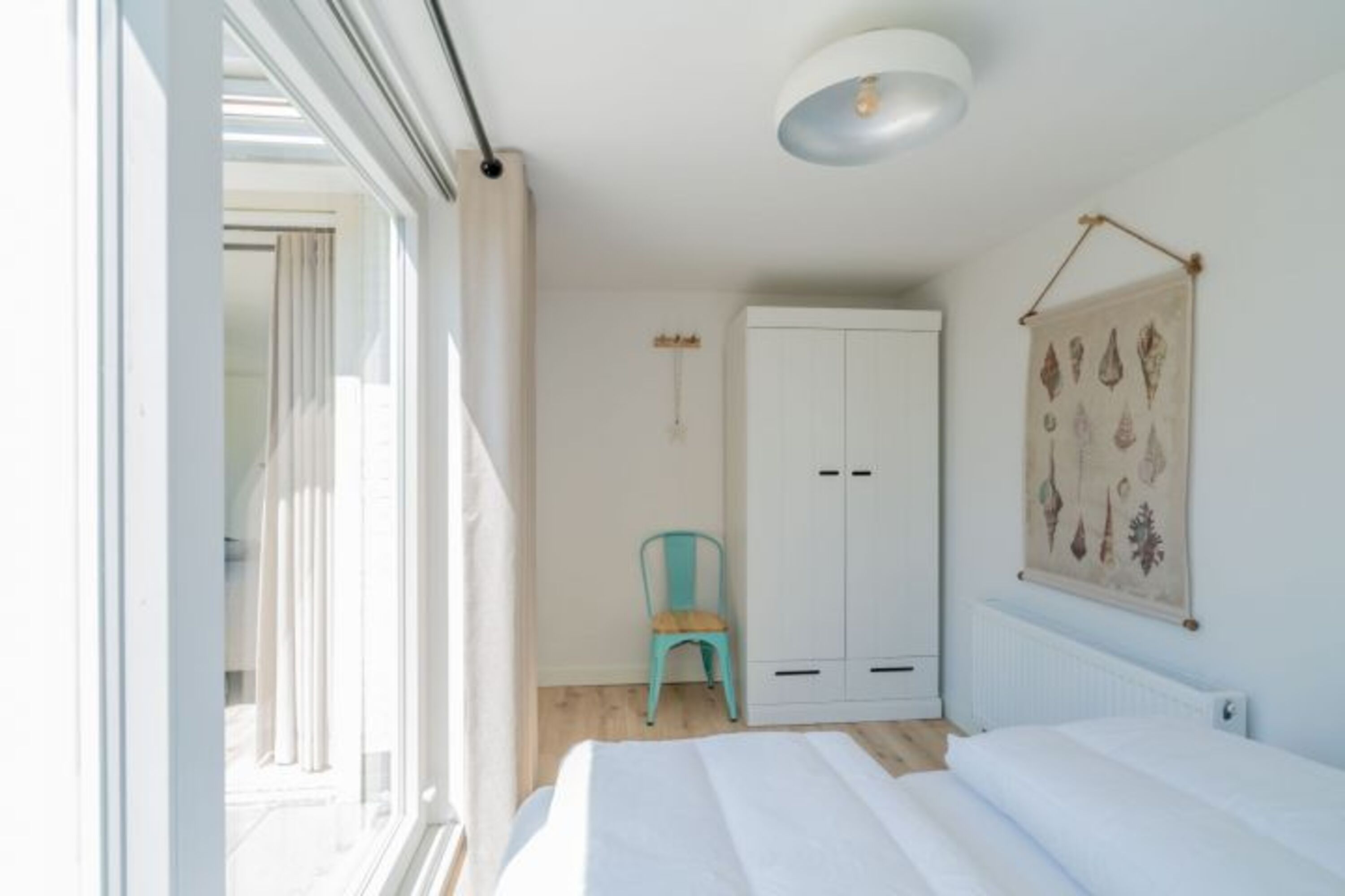 Schlafzimmer 1 mit 2 Boxspringbetten und Kleiderschrank
