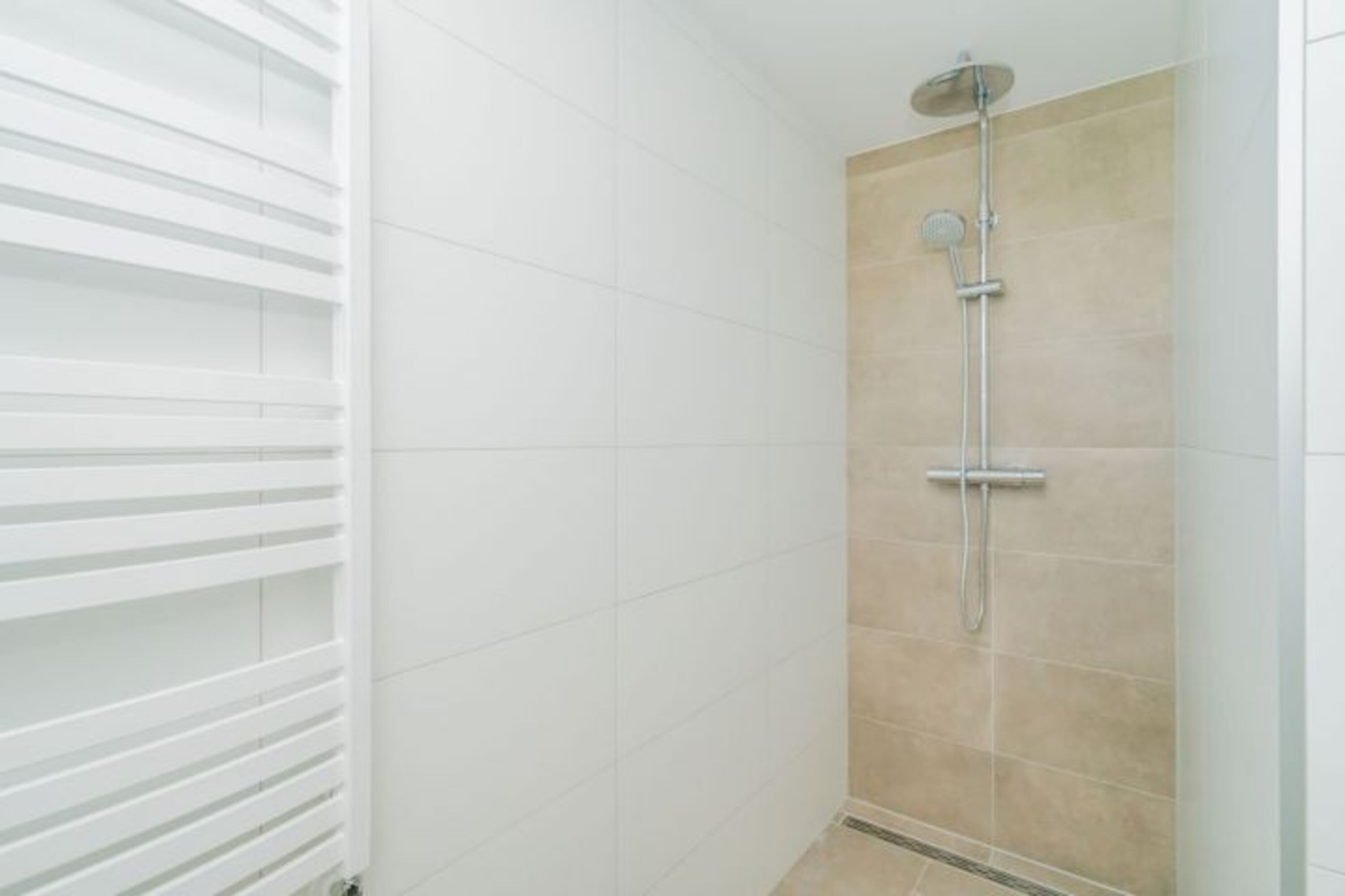 Das neue Badezimmer mit Dusche, Doppelwaschbecken