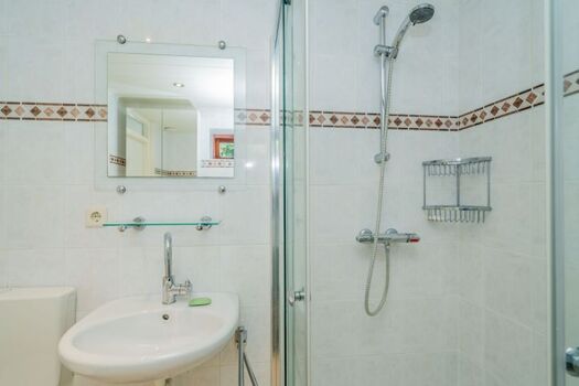 Das moderne Badezimmer mit Dusche, Waschbecken und Toilette