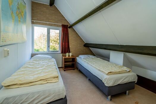 Schlafzimmer 2 mit 2 Boxspringeinzellbetten