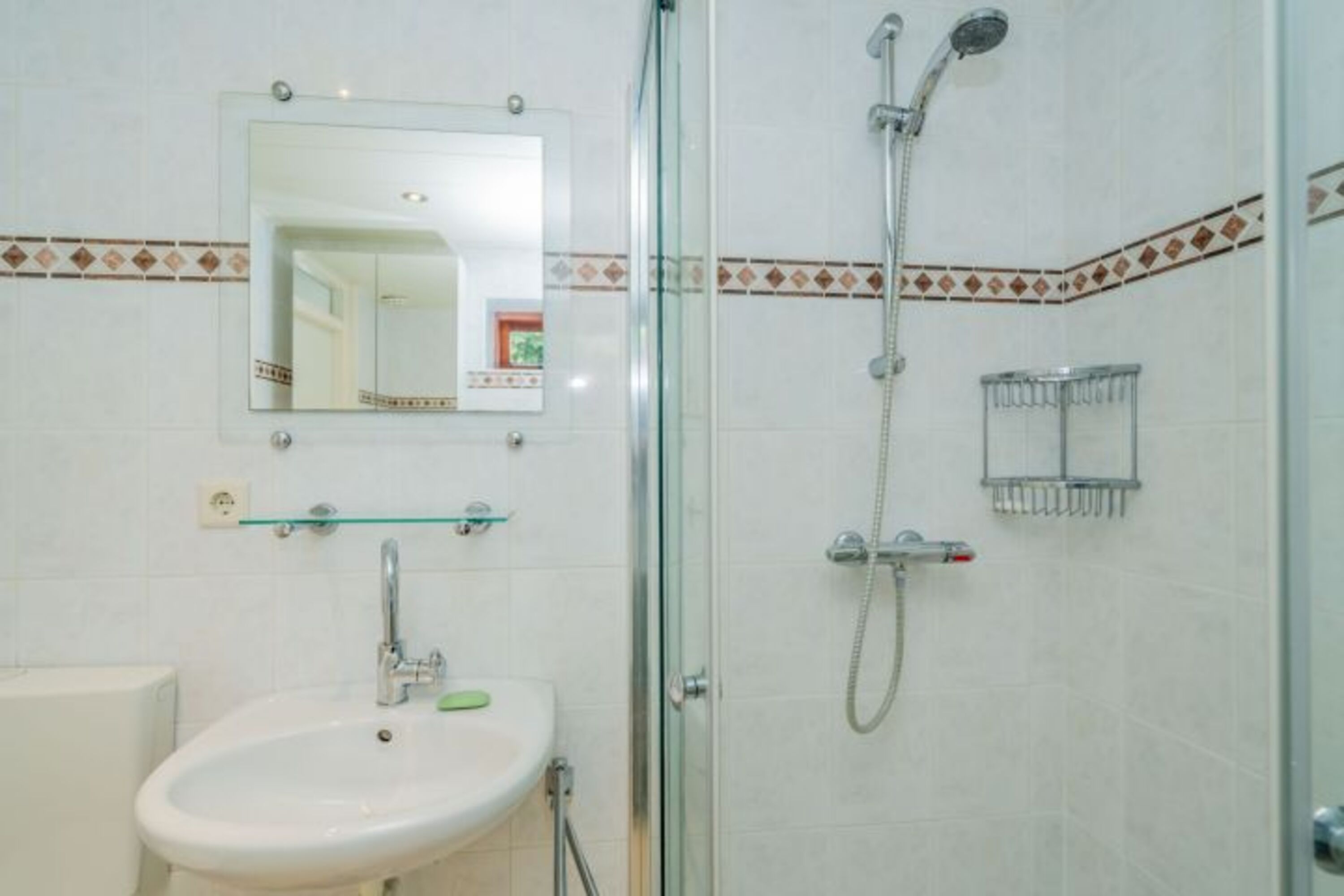 Das moderne Badezimmer mit Dusche, Waschbecken und Toilette