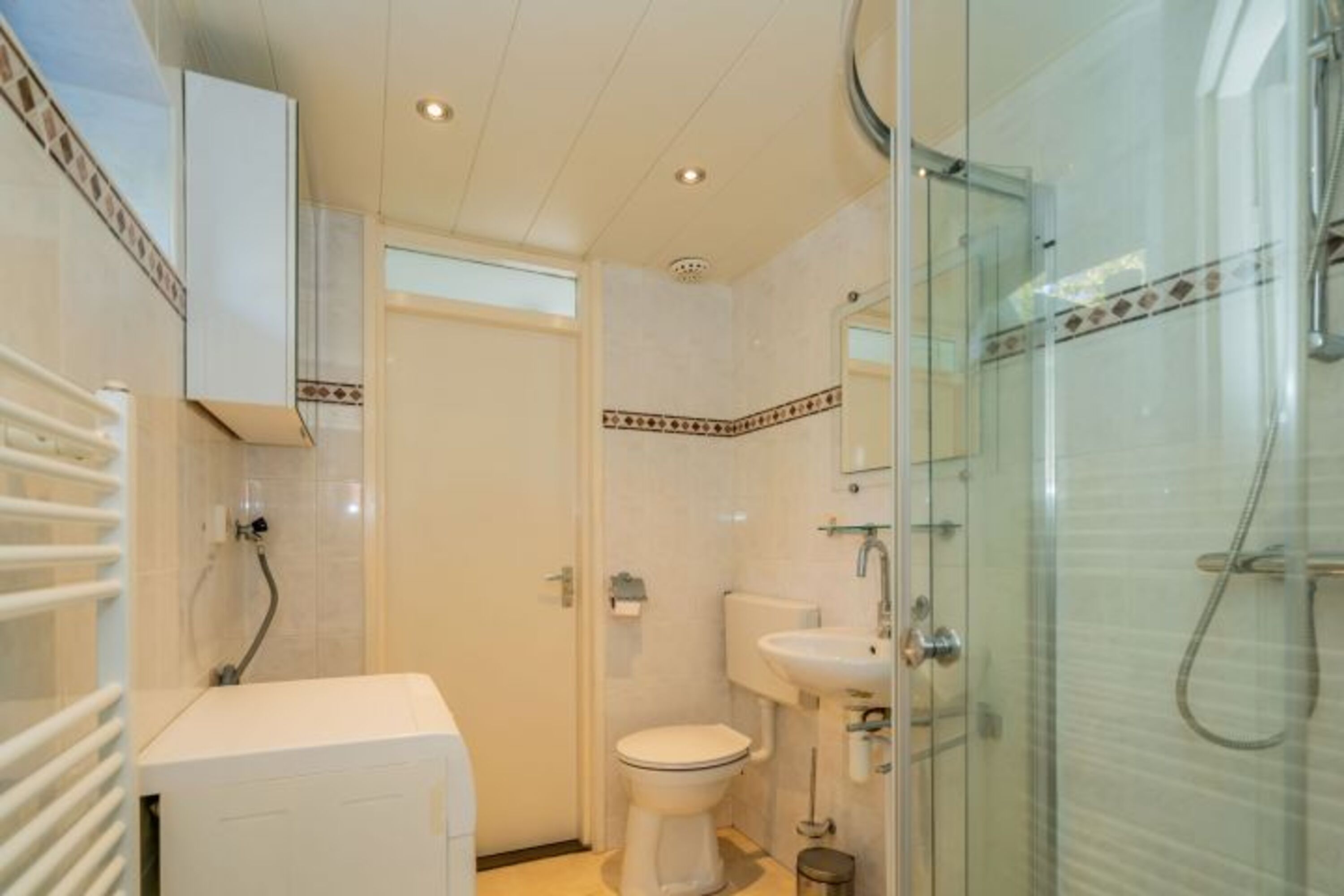 Das moderne Badezimmer mit Dusche, Waschbecken und Toilette