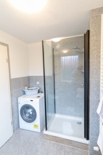 Dusche und Waschmaschine