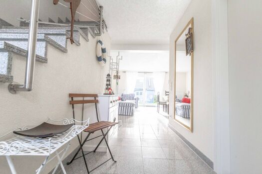 Flur im EG mit Treppenaufgang zur 1. Etage