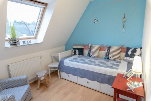 Kinderzimmer mit ausziehbarem Kojenbett in der 1. Etage