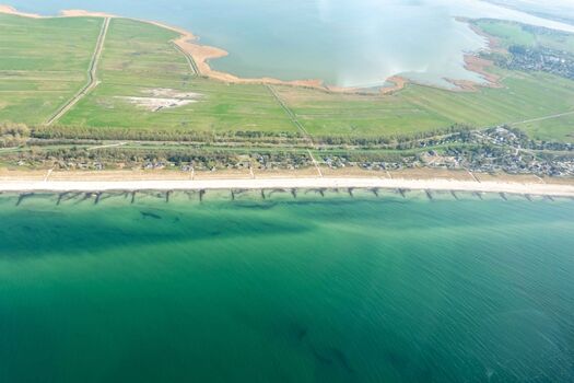 Luftaufnahme der Landzunge zwischen dem Bodden zur Ostsee