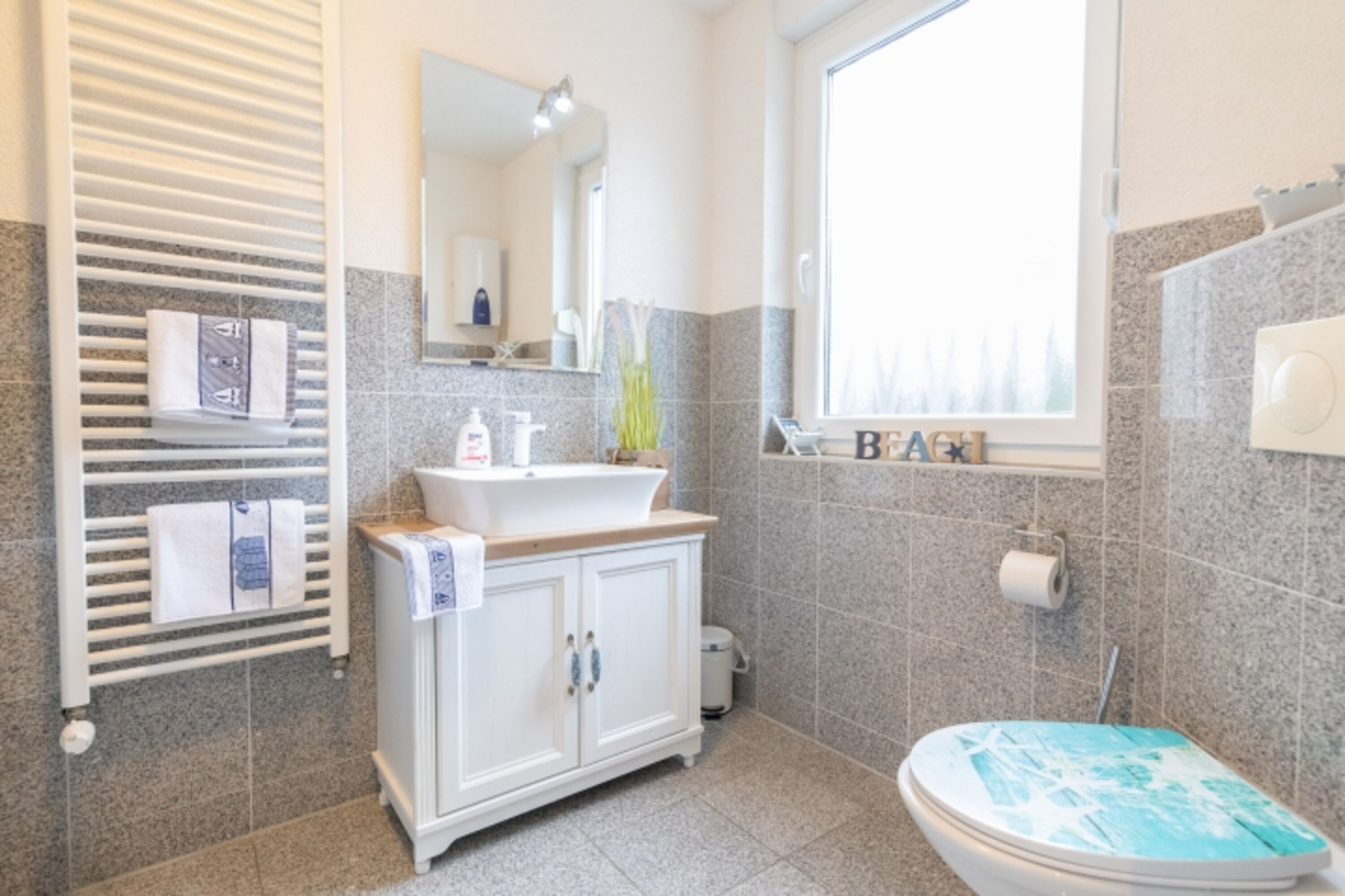 Tageslicht Bad im EG, mit Dusche, WC, Handwaschbecken und Waschmaschine