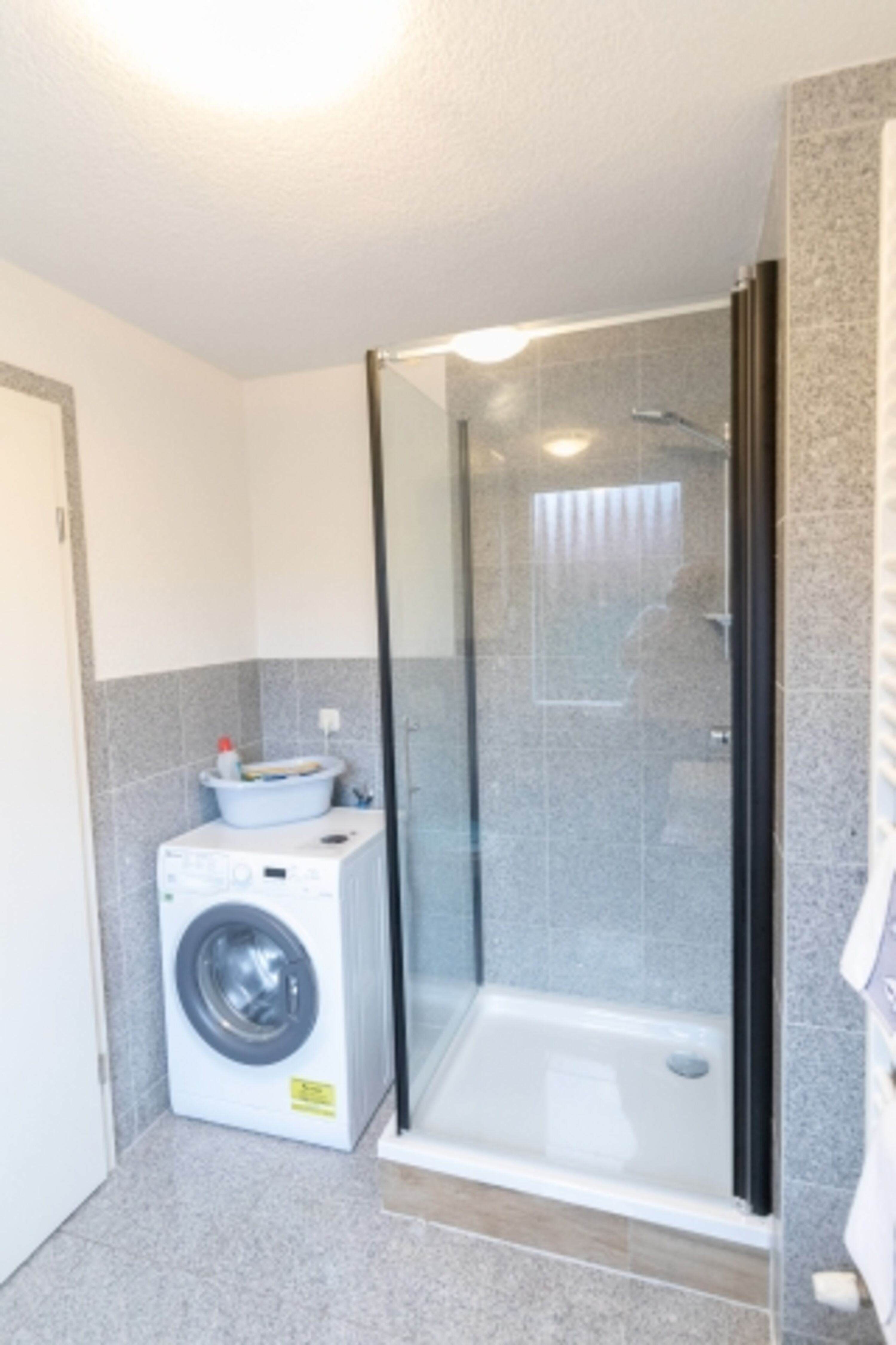 Dusche und Waschmaschine