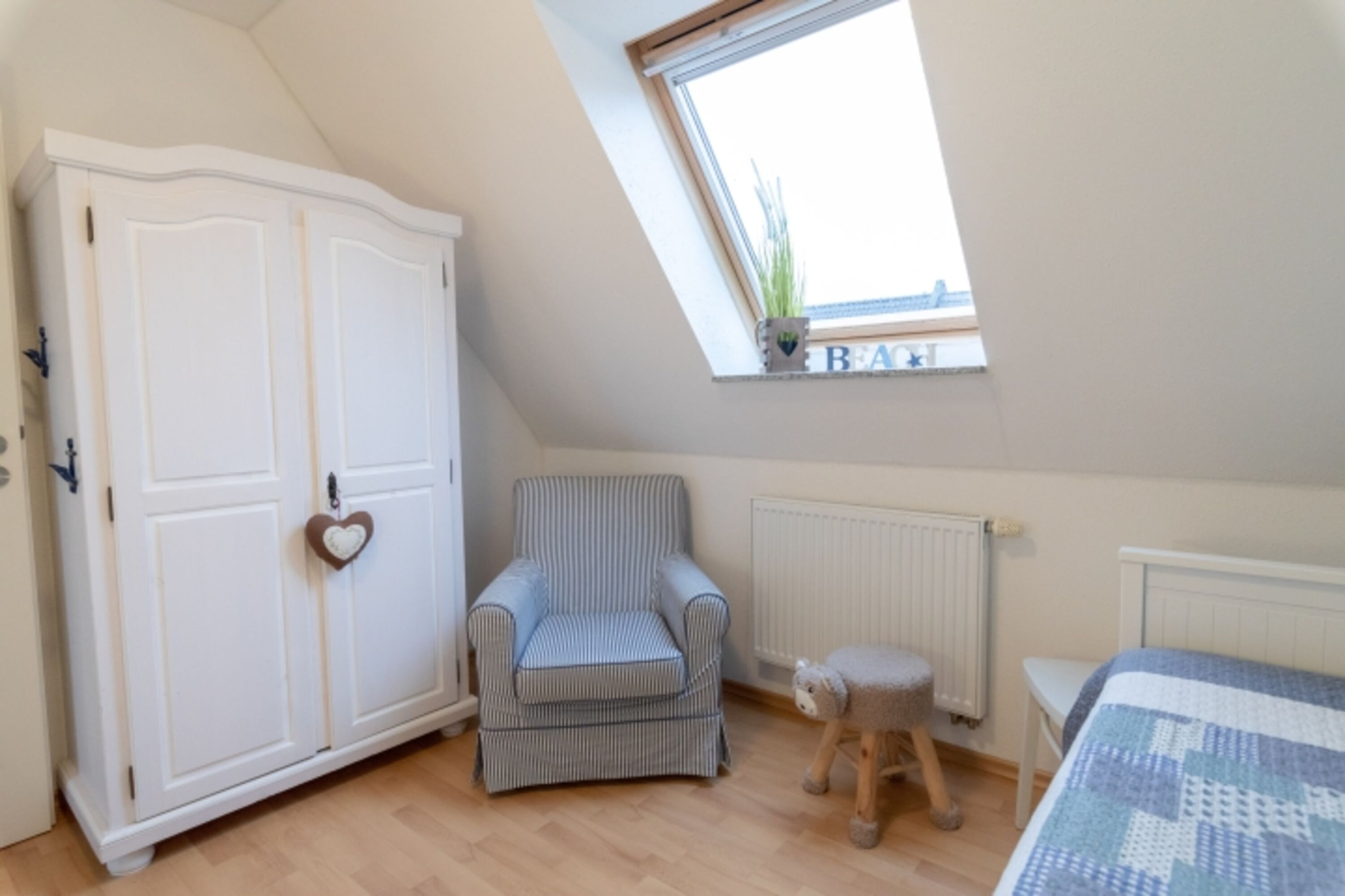 Kinderzimmer mit ausziehbarem Kojenbett in der 1. Etage
