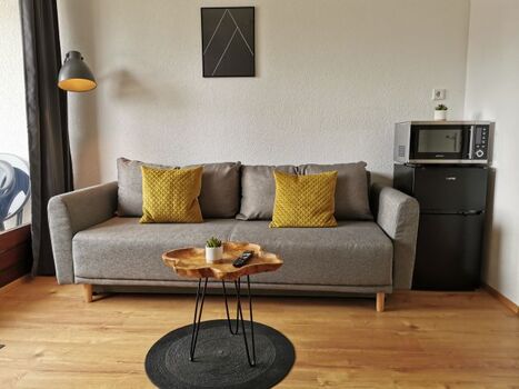 Kühlschrank mit Gefrierfach  und Mikrowelle mit Heißluftfunktion