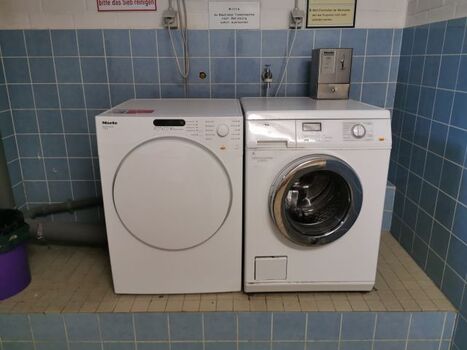 Waschmaschine und Trockner mit Münzeinwurf