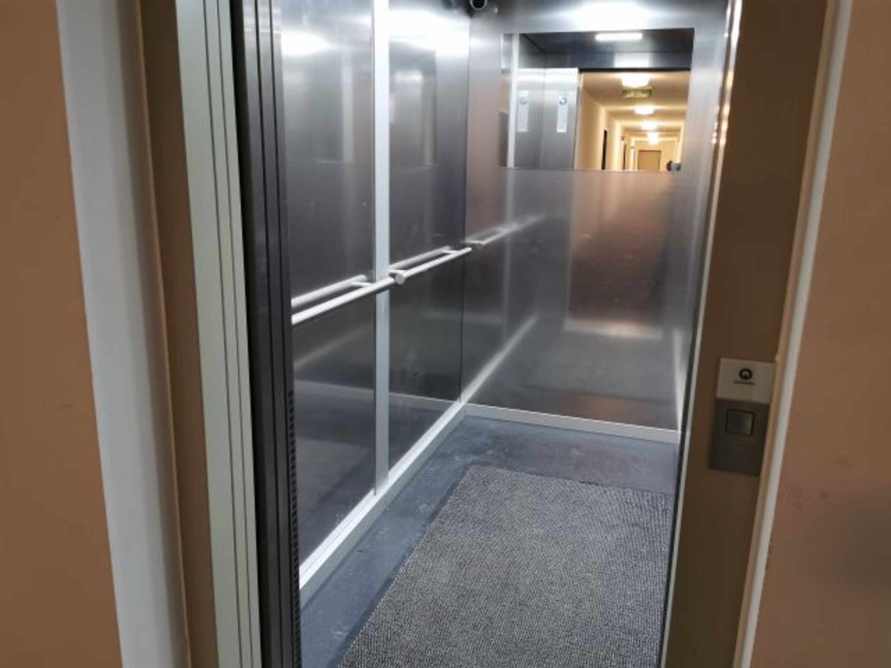 mit dem Lift ist die Wohnung durch die Tiefgarage ebenerdig erreichbar, durch die Eingangstür sind es 5 Stufen