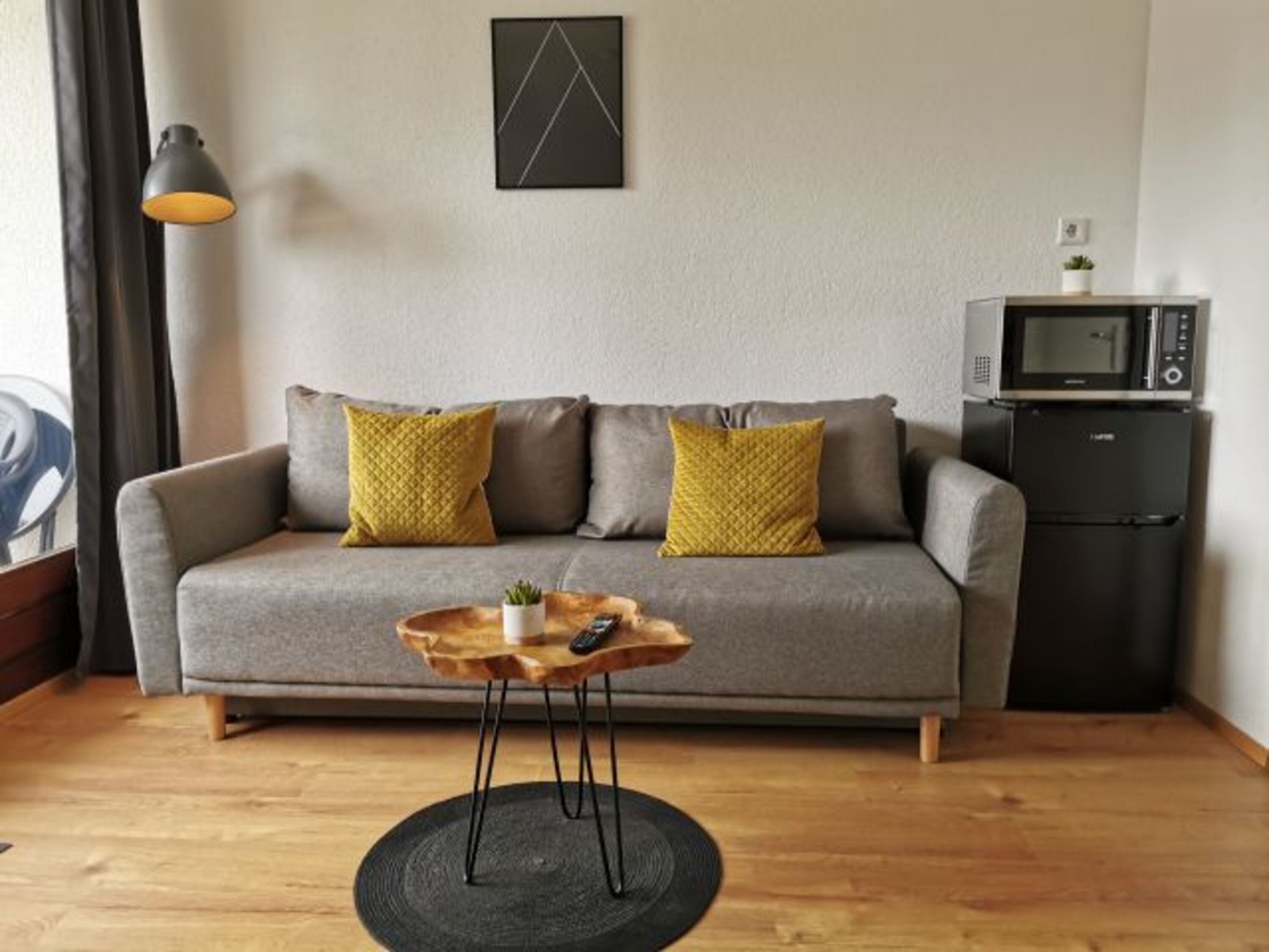 Kühlschrank mit Gefrierfach und Mikrowelle mit Heißluftfunktion