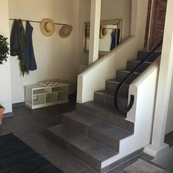 Flur EG mit Treppe ins OG.