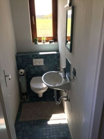 WC und Waschmöglichkeit im EG.