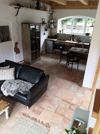 Apartment: Blick vom Wohnbereich in den Küchenteil