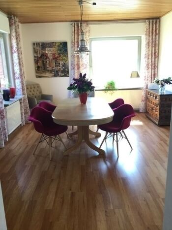 Esszimmer mit großem Tisch (8 Personen).