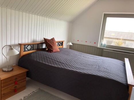 Schlafzimmer mit Doppelbett im DG