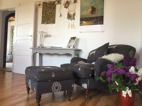 Wohnzimmer mit bequemen Sitzmöbeln.