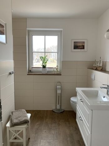 Bad im Erdgeschoss mit bodengleicher Dusche