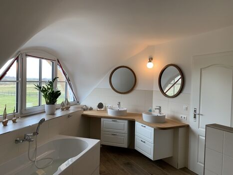 Bad im Dachgeschoss - Platz für alle