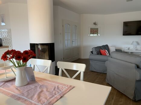 Esstisch vor dem Kamin - hier lässt es sich aushalten