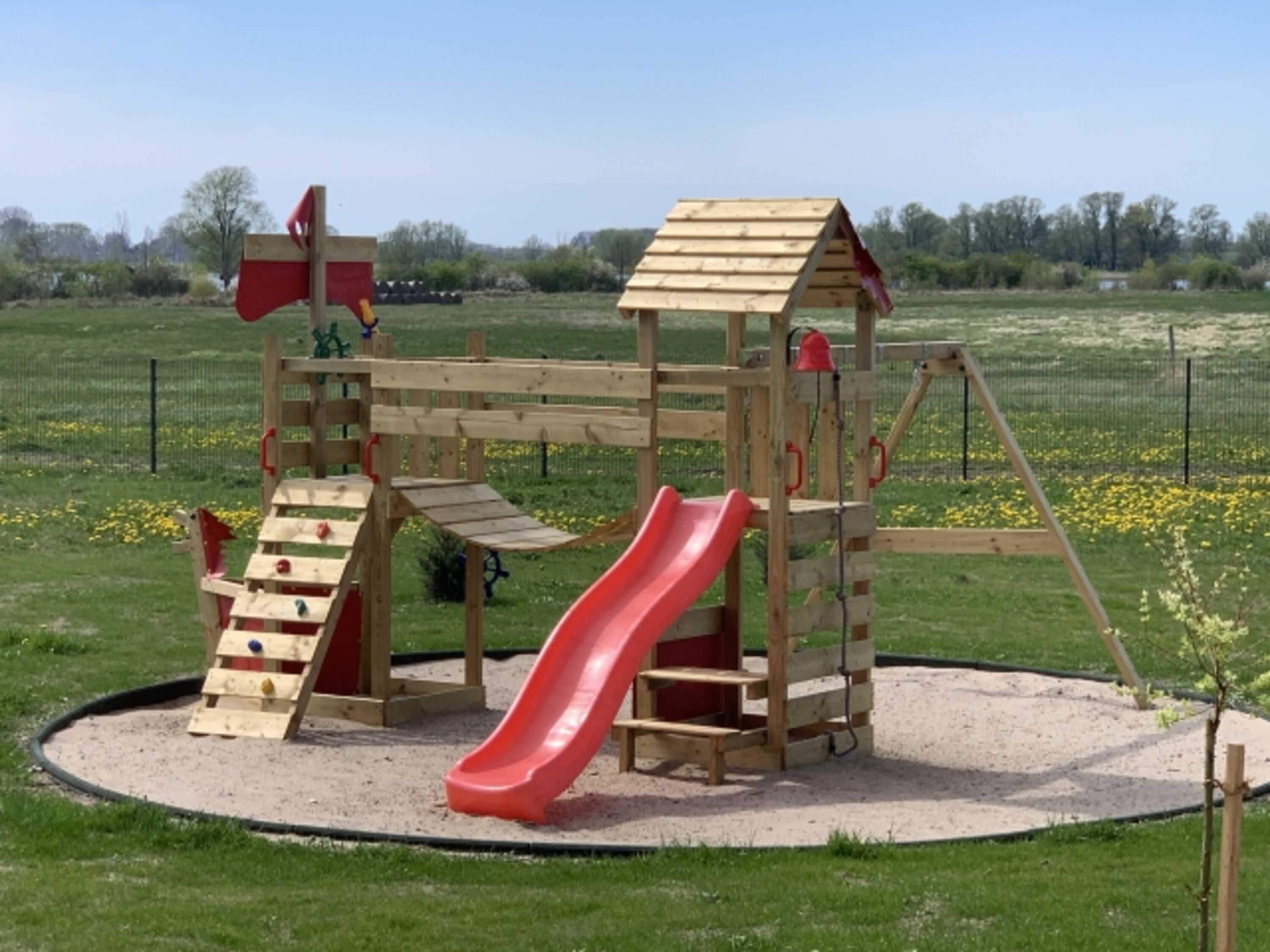 großer Spielplatz für kleine Piraten - AHOI!