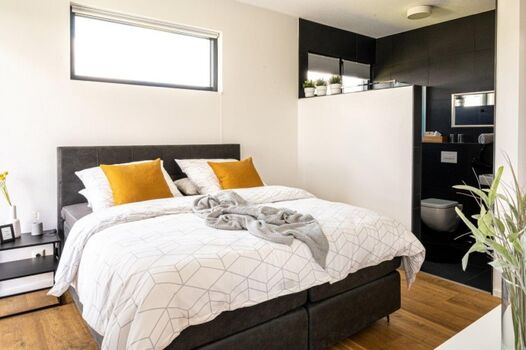 2. Schlafzimmer mit Bad