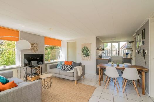 Das helle, geschmackvoll eingerichtete Wohnzimmer