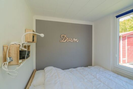 Schlafzimmer 1 mit Doppelbett und Kleiderschrank