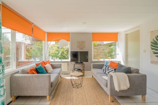 Die Sitzecke mit Digital TV mit deutschen Sendern