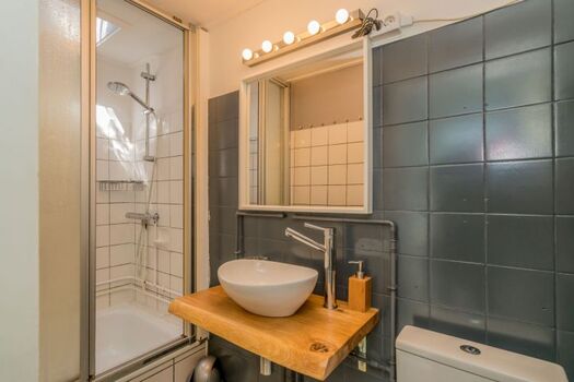 Badezimmer mit Dusche, Waschbecken und Toilette