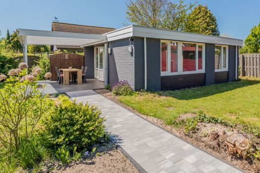 Der sonniger, eingezäunter Garten,