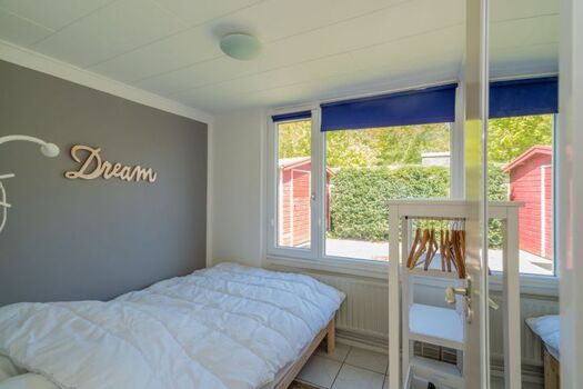 Schlafzimmer 1 mit Doppelbett und Kleiderschrank