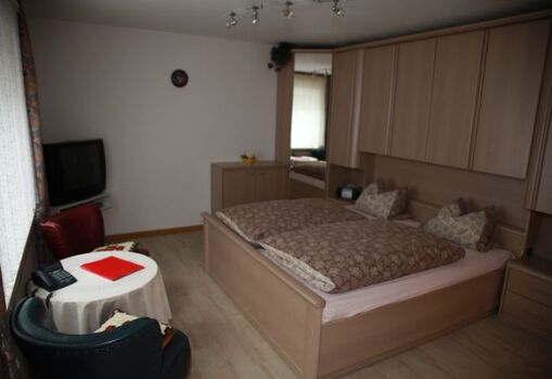 Wohn- Schlafzimmer mit Doppelbett