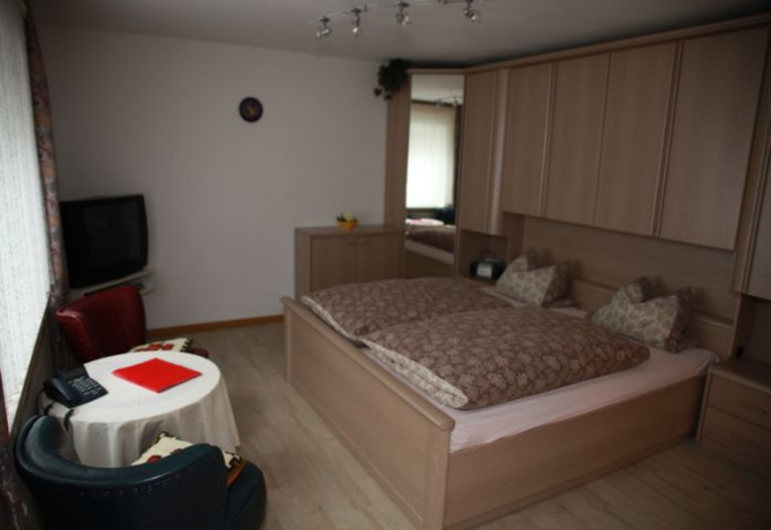 Wohn- Schlafzimmer mit Doppelbett