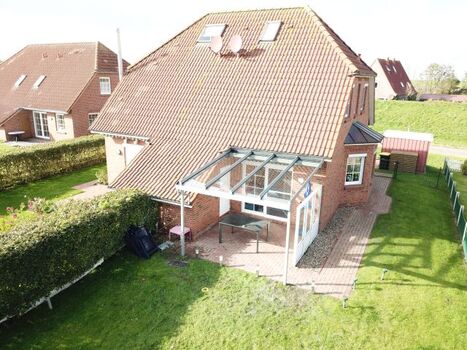 Terrasse mit Überdachung und Beschattung