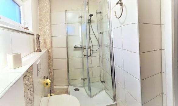 Dusche im Badezimmer