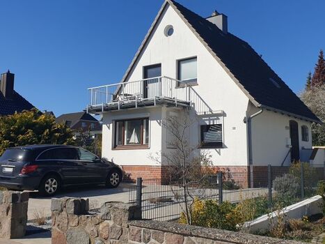 Frontansicht mit Parkplatz