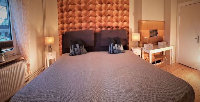 großes Doppel-Boxspringbett