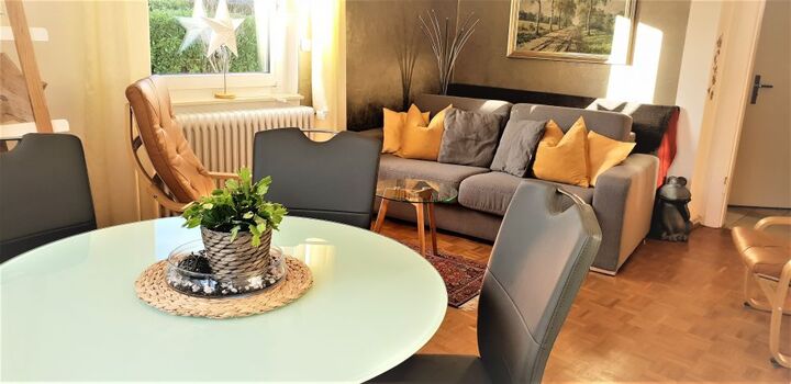 Wohnzimmer mit Schlafsofa