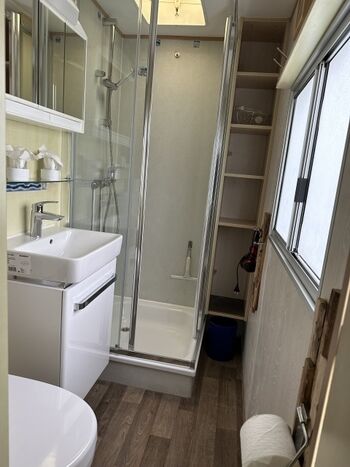 Bad mit Dusche und WC